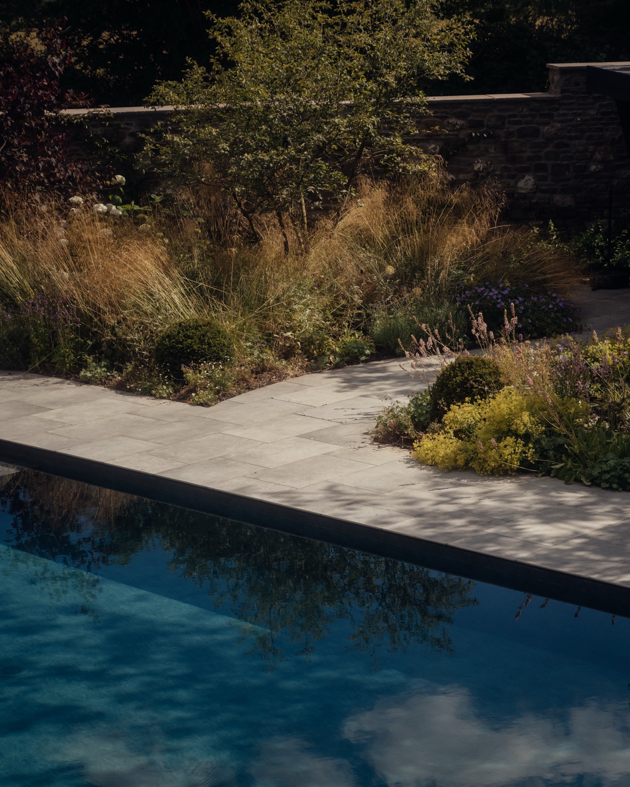 The pool's edge and paving
